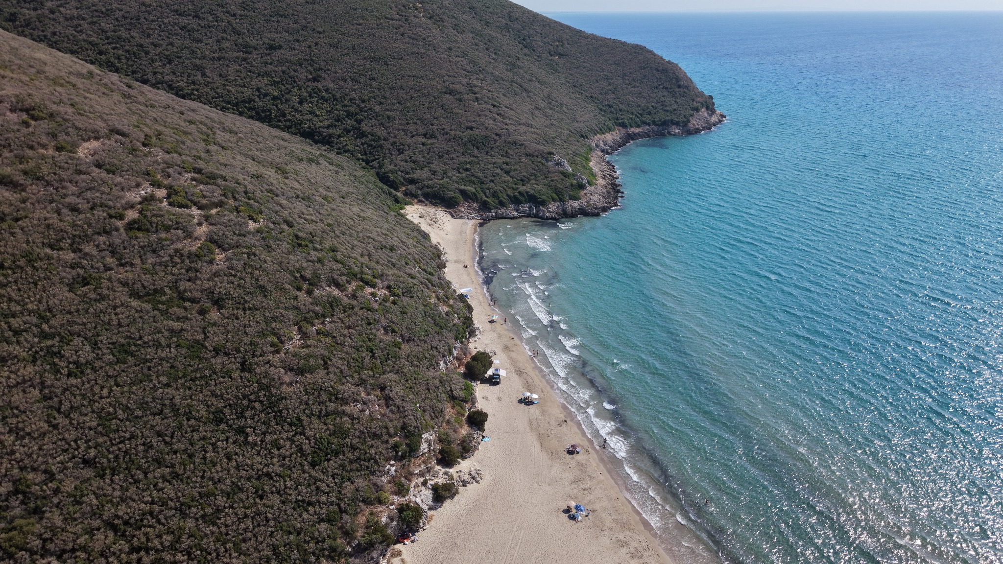 Αμμουδιά και βραχώδεις πλαγιές δίπλα στη θάλασσα