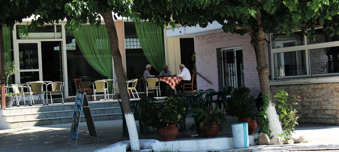 Στάση στο καφενείο του Λιμνοχωρίου