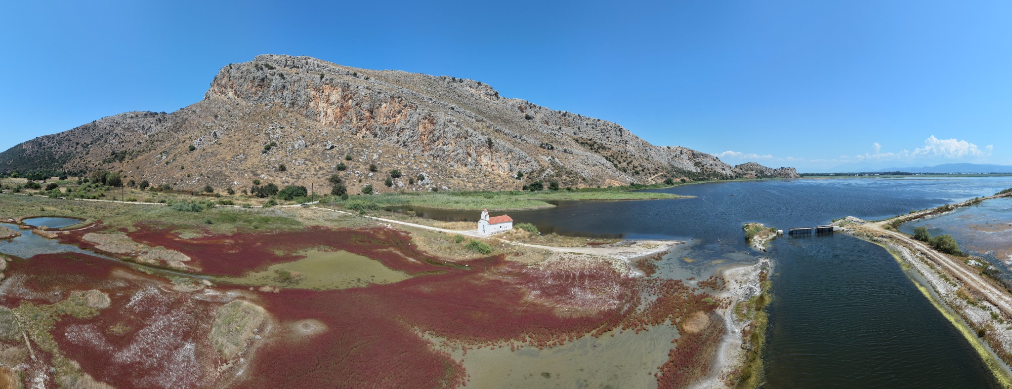 Ο Άγιος Πέτρος στη λιμνοθάλασσα Προκόπου, με φόντο τα Μαύρα Βουνά