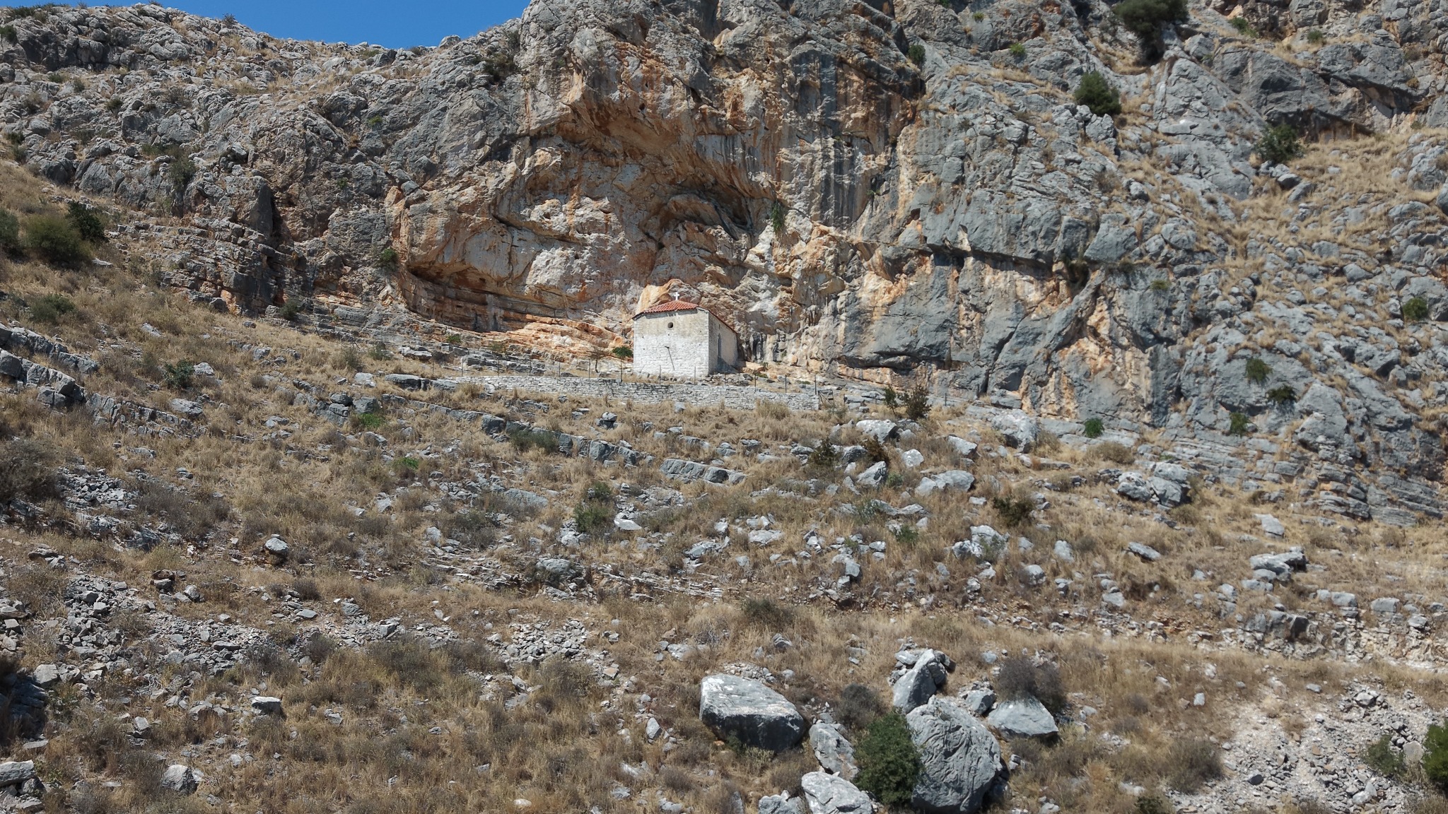 Η Παναγίτσα η Ρετουνιώτισσα στα βράχια των Μαύρων Βουνών