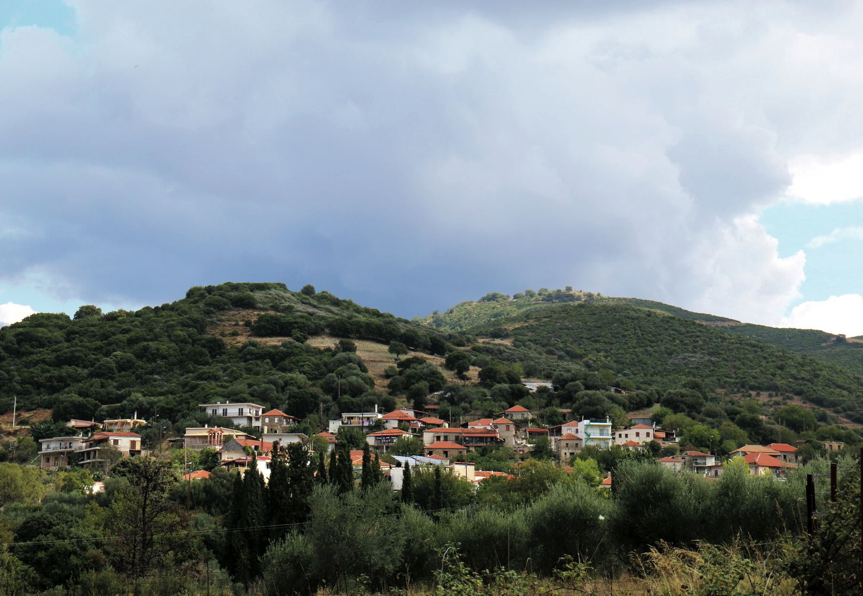 Το χωριό Άγιος Νικόλαος Σπάτα στις πλαγιές της Μόβρης